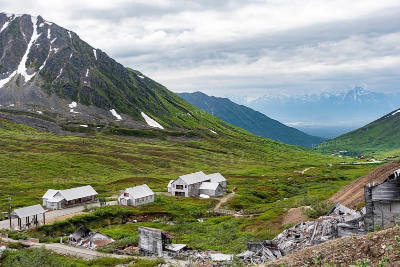 Building of the former Gold Mine Independence Mine in mountainous landscape, Independence Mine State Historical Park, Hatcher Pass, Talkeetna Mountains, Alaska, USA