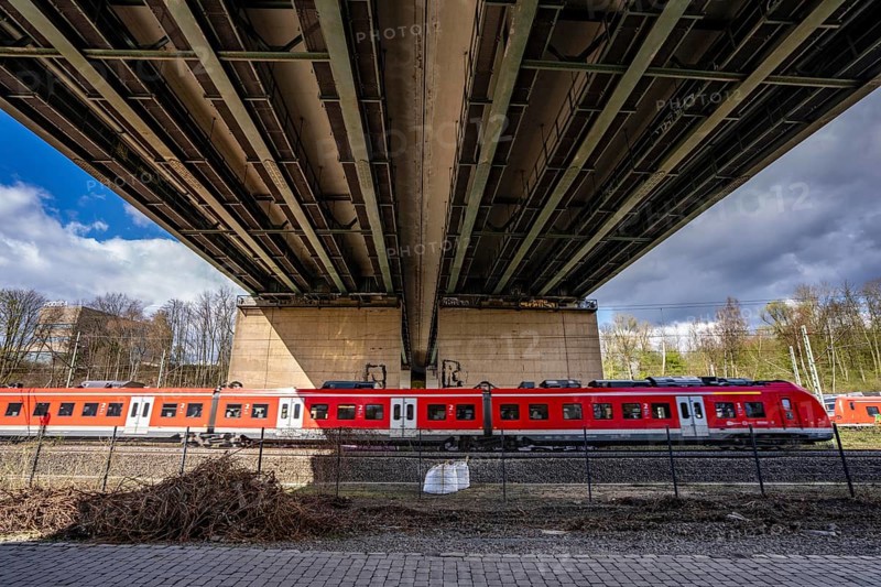 The Hardenberg bridge, A40 motorway in Mülheim an der Ruhr, dilapidated motorway bridge, must be renewed, runs over the most important rail connection between the Rhineland and the Ruhr area, first half is to be demolished and renewed, then the second, traffic between Duisburg and Essen then runs in one lane across the other bridge, with sometimes severe obstructions to rail and car traffic, preparatory work here, North Rhine-Westphalia, Germany