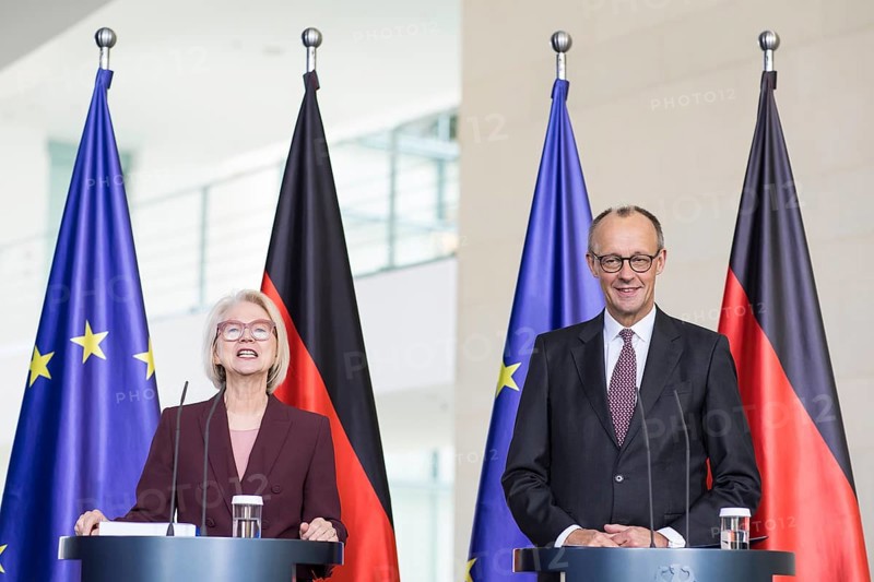 Prof. Dr. Monika Schnitzer (Chair of the Council of Experts) and Friedrich Merz (Federal Chancellor of the Federal Republic of Germany, CDU) handing over the 2025/2026 annual report entitled Creating prospects for tomorrow - do not squander opportunities from the Council of Experts to review macroeconomic development in the Federal Chancellery on 12.11.2025