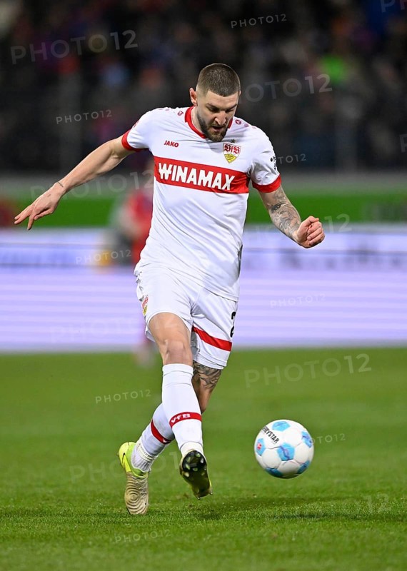 Jeff Chabot VfB Stuttgart (24) Action on the ball Voith-Arena, Heidenheim, Baden-Württemberg, Germany