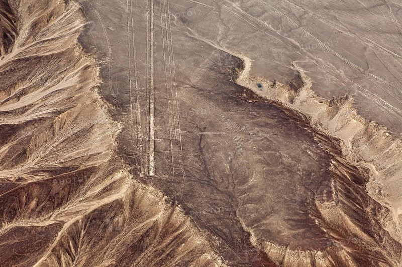 Wide, dry terrain with distinctive geoglyphs and line patterns, the geoglyphs and images in the desert near Nasca and Palpa in Peru