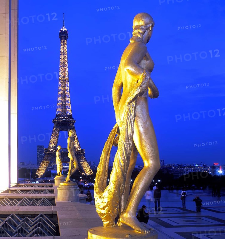 Die vergoldeten Statuen vom Trocadéro, hinten der 330m hohe Eifflturm, gebaut zum 100. Jahrestag der Französischen Revolution, Paris, Frankreich