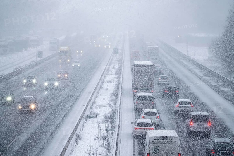 The onset of winter in North Rhine-Westphalia, heavy snowfall, A3 motorway near Hilden, near Ohligser Heide rest area, snow-covered roads, traffic is sometimes just slowing down, North Rhine-Westphalia, Germany