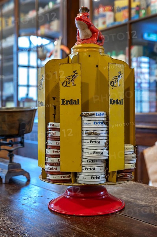 Erdal revolving stand for shoe polish in a former Thuringian drugstore from 1898, set up as a corner shop from 1920 to 1960, now in the Industrial Museum, Sichardstr., Lauf an der Pegnitz, Middle Franconia, Bavaria, Germany