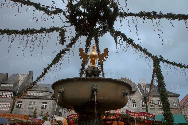 Christmas market in front of the town hall, Goslar, Lower Saxony, Germany, Europe, Weihnachtsmarkt vor dem Rathaus, Goslar, Niedersachsen, Deutschland, Europa