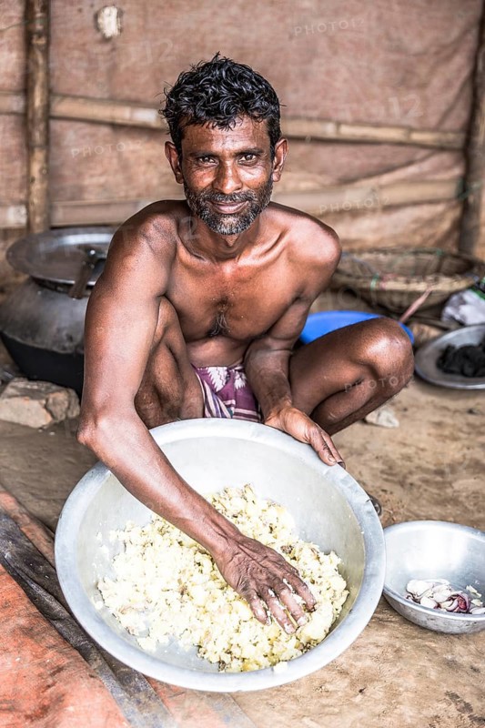 Labourer with rice bowl, Dhaka, Bangladesh