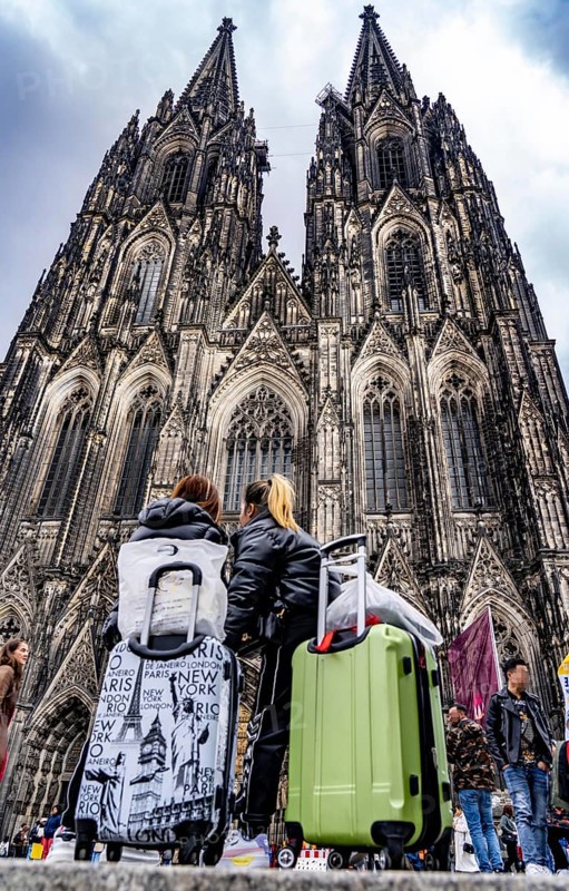 Domplatte, Cologne Cathedral, tourists with suitcases, Cologne North Rhine-Westphalia, Germany