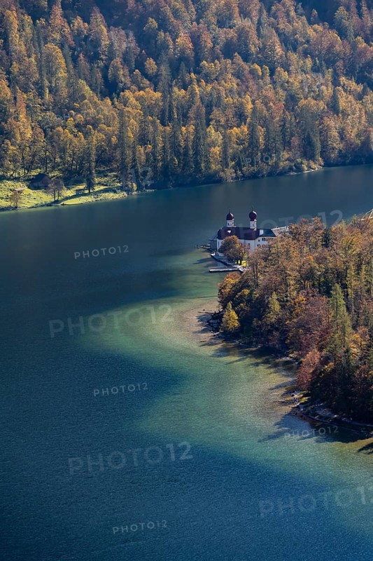 Königssee and St. Bartholomä pilgrimage church, view from the Rinnkendlsteig mountain hiking trail, autumnal forest and blue lake, Berchtesgaden National Park, Berchtesgadener Land, Upper Bavaria, Bavaria, Germany