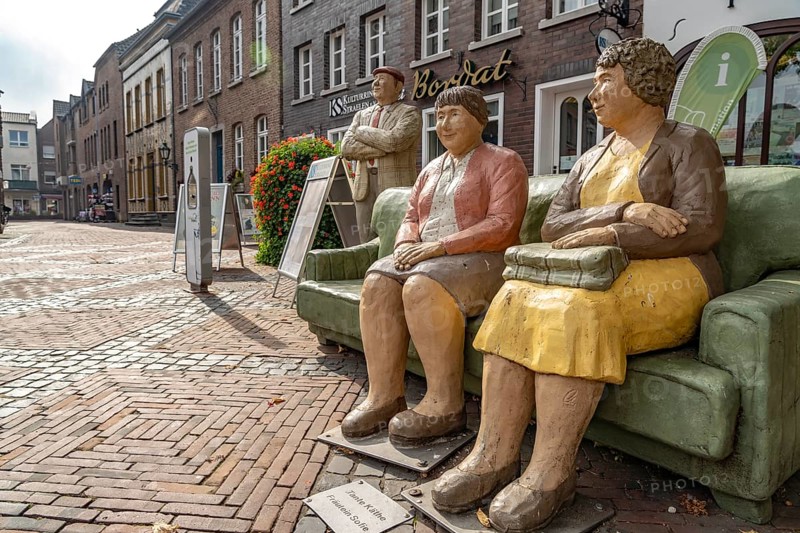 Aunt Käthe & Fräulein Sofie sculpture on the market in Straelen, North Rhine-Westphalia, Germany