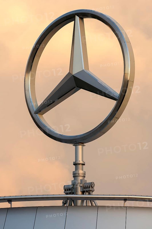 Merdedes star, Daimler, Mercedes-Benz branch, evening atmosphere, Stuttgart-Untertürkheim, Baden-Württemberg, Germany