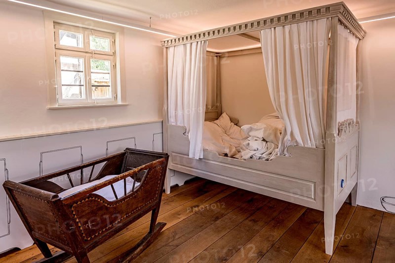 Parlour, bedroom with four-poster bed and cradle, House Heck from Friedensdorf, Hessenpark Open-Air Museum, Neu-Anspach, Taunus, Hesse, Germany