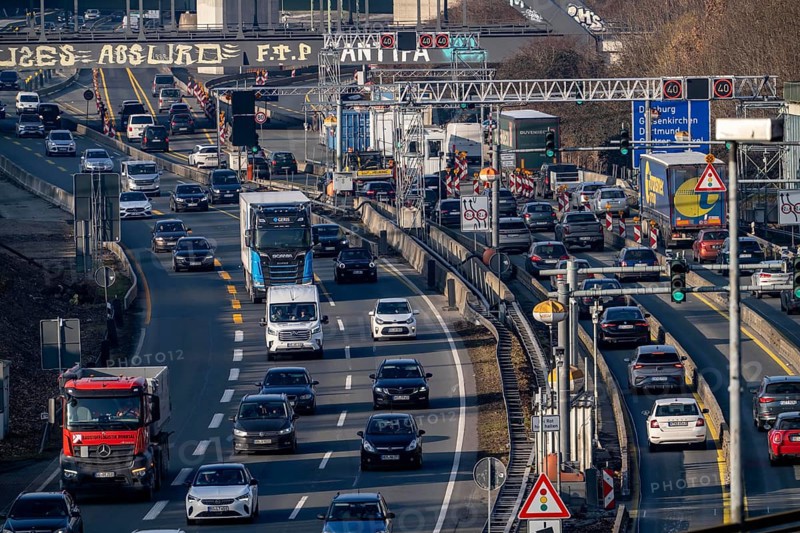 Traffic jam on the A43 motorway near Herne, heading north, in front of the barrier system, the vehicles heavier than 3.5 t stop and are then diverted, behind the barrier there is a dilapidated bridge across the Rhine-Herne Canal, which must be renewed, heavy vehicles must not pass through the bridge, railway bridges, North Rhine-Westphalia, Germany