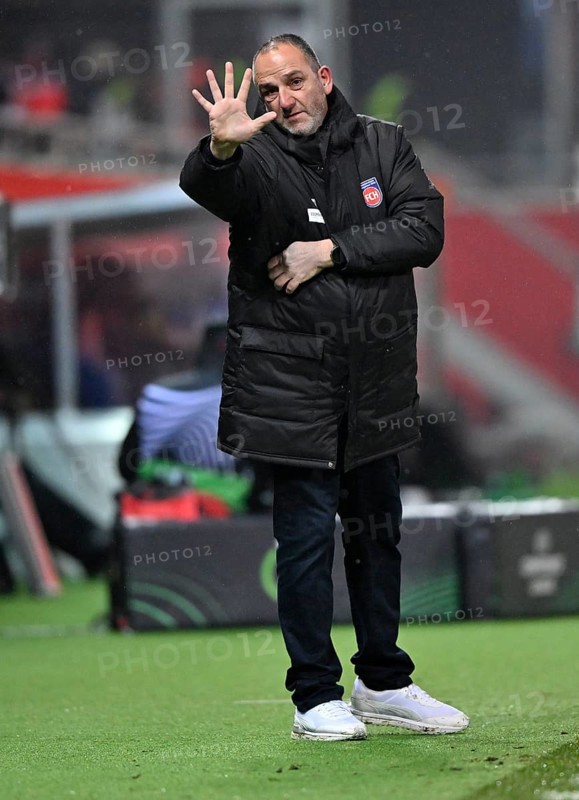 Coach Frank Schmidt 1. FC Heidenheim 1846 FCH gesture showing 5 with hand, UEFA Conference League, Voith-Arena, Heidenheim, Baden-Württemberg, Germany