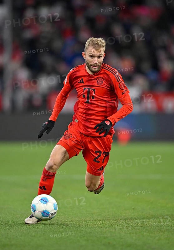 Konrad Laimer FC Bayern Munich FCB (27) Action on the ball Allianz Arena, Munich, Bavaria, Germany