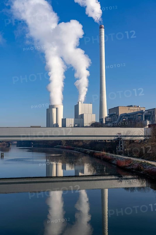 The STEAG combined heat and power plant in Herne-Baukau, hard coal-fired power plant, in front the new gas and steam power plant, unit 6, Rhine-Herne Canal, North Rhine-Westphalia, Germany