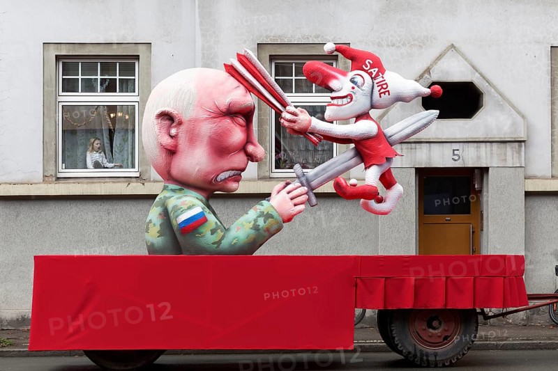 Putin punctures Hoppeditz with a sword, which hits him on the skull with a fool's flatbed, freedom for satire, theme car for the lawsuit against wagon manufacturer Jacques Tilly in Moscow, Düsseldorf Rose Monday procession, Düsseldorf, North Rhine-Westphalia, Germany