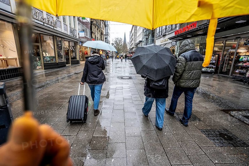 Passers-by in a pedestrian zone, Kettwiger Straße, rainy weather, with umbrella, city center, Essen, North Rhine-Westphalia, Germany