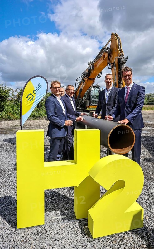 Werne, North Rhine-Westphalia, Germany, Ground-breaking ceremony for OGE's H2 training line in Werne on 7 August 2023, from left: Lothar Christ, Mayor of Werne, Dr Jörg Bergmann, CEO, OGE, Raphäl Heuser, Project Manager H2 training line, Dr Thomas Hüwener, Member of the Management Board, Hendrik Wüst, Minister President of the State of North Rhine-Westphalia. Open Grid Europe will use its H2 training track to train engineers and tradespeople to become experts in handling hydrogen in the long-distance gas grid. The OGE compressor station in Werne is the central hub in the German natural gas grid. At around 25 billion cubic metres per year, around a quarter of the natural gas consumed in Germany flows through the Werne compressor station. The natural gas flows into the station from northern Germany, the North Sea and the Netherlands via five large inlet pipes. After the gas has been purified, it is compressed by eleven compressors driven by gas turbines with a total drive power of
