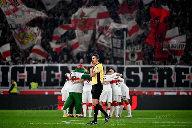 Team building, circle of the team in front of the start of the game VfB Stuttgart, in front of referee Deniz Aytekin behind fan block, fans, fan curve, flags, atmosphere, atmospheric Cannstatt curve soccer Bundesliga, MHPArena, MHP Arena Stuttgart, Baden-Württemberg, Germany