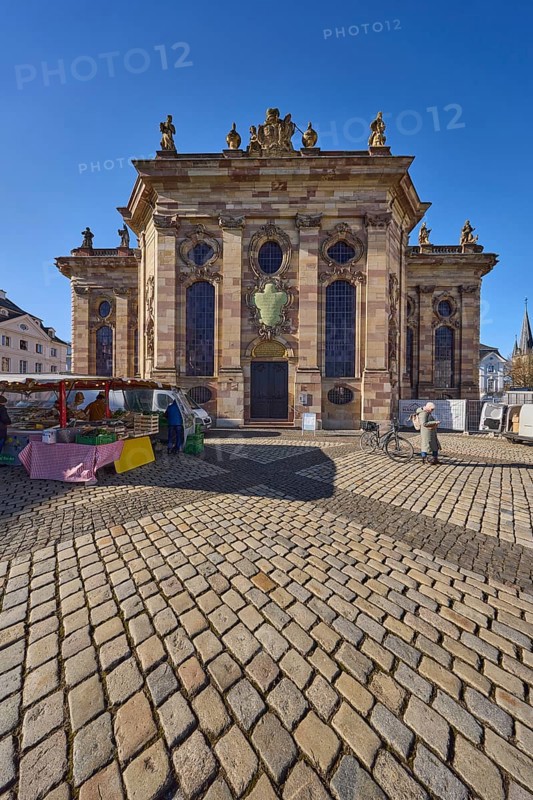Ludwigskirche, weekly market market, market stall, cobblestone pavement, square, blue sky, cloudless, Am Ludwigsplatz, Saarbrücken, state capital, regional association Saarbrücken, Saarland, Germany