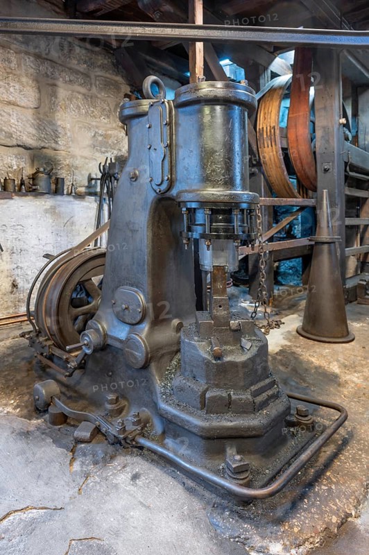 Air hammer and transmission gearbox in a historic hammer mill, Industrial Museum Lauf, Sichardstr., Lauf an der Pegnitz, Middle Franconia, Bavaria, Germany