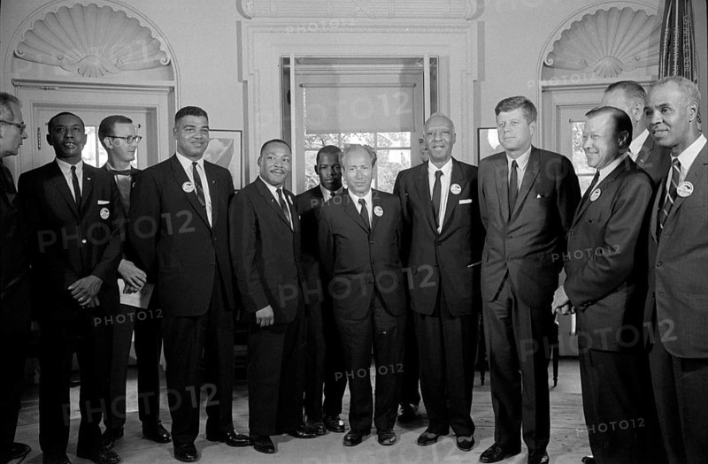 John F. Kennedy with representatives of the civil rights movement in the Oval Office, August 1963, USA John Fitzgerald Kennedy, JFK (29 May 1917 in Brookline, Massachusetts - to his assassination on 22 November 1963 in Dallas, Texas) was one of the most important American presidents. He was a member of the Democratic Party. His presidency during the 'Cold War' was characterised by many crises: Construction of the Berlin Wall, Cuban Missile Crisis, escalation of the Vietnam War, African-American civil rights movement. He campaigned for the abolition of racial segregation in the southern states and pursued a policy of détente. Under his presidency, the 'Red Telephone' was set up and the treaty banning nuclear weapons testing in the atmosphere, in space and under water was ratified. Contemporary history, historical