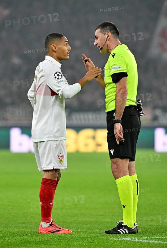 Referee Referee Rade Obrenovic (SVN) Gesture Gesture in conversation Discussion with Enzo Millot VfB Stuttgart (08) Champions League, MHPArena, MHP Arena Stuttgart, Baden-Württemberg, Germany