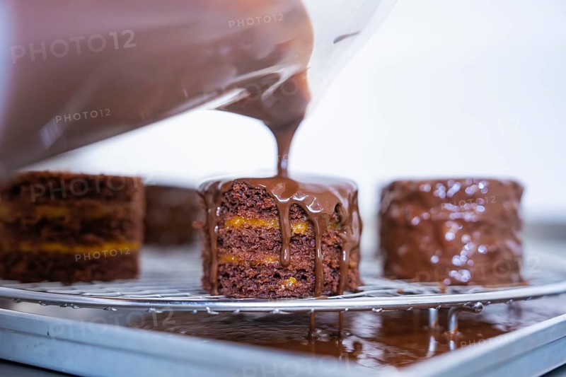 A cake is decorated with chocolate coating on a grid, Vegan Tartchen Production, Haselstaller Hof, Gechingen, Germany
