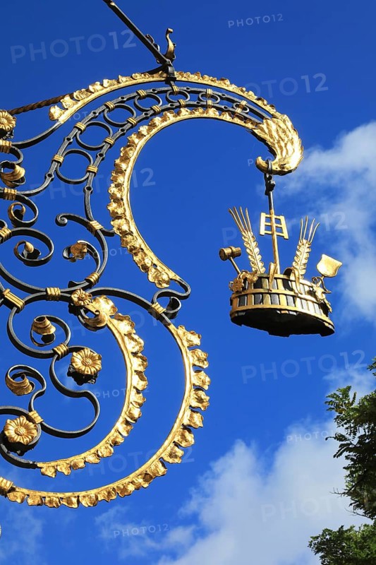 Brewers' guild sign, on the Vogthaus, Haus zu den Heiligen Drei Königen, from 1597, Stadt Neuss, Neuss, Rheinkreis Neuss, North Rhine-Westphalia, Germany