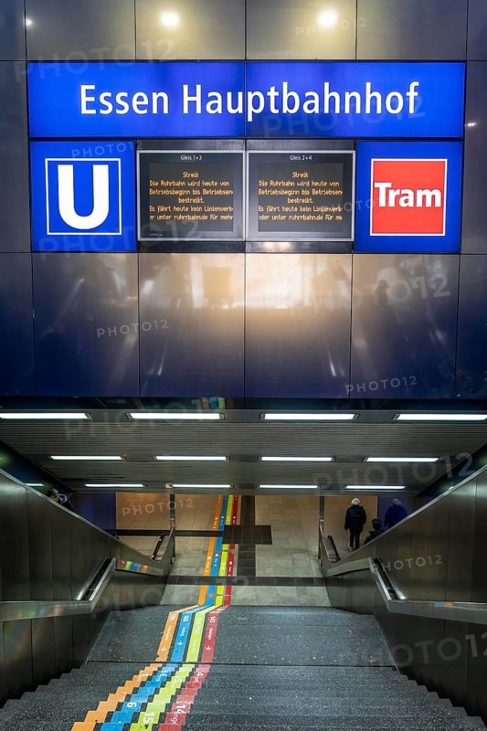 Nationwide warning strike by the trade union Verdi, in the public sector, as here in Essen, at the Ruhrbahn, all buses and trains remain in the depot, the platforms in the underground area of the main railway station remain closed, Germany