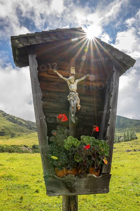Wooden cross on the Ladiz-Alm, Ladiz-Alm, Karwendel Mountains, Tyrol, Austria