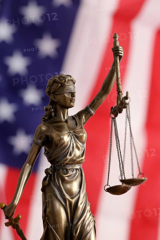 Symbolic image: Justitia in front of a USA flag