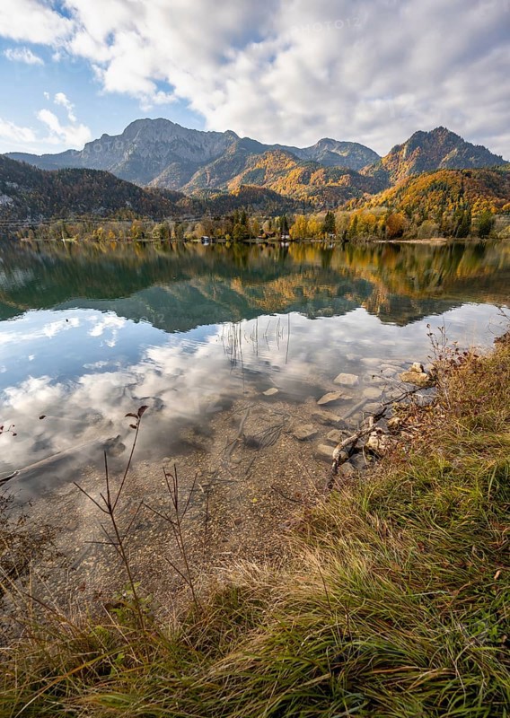On the shore of Lake Lake Kochel with reflection, autumn landscape with mountain peaks Herzogstand and Heimgarten, Upper Bavaria, Bavaria, Germany