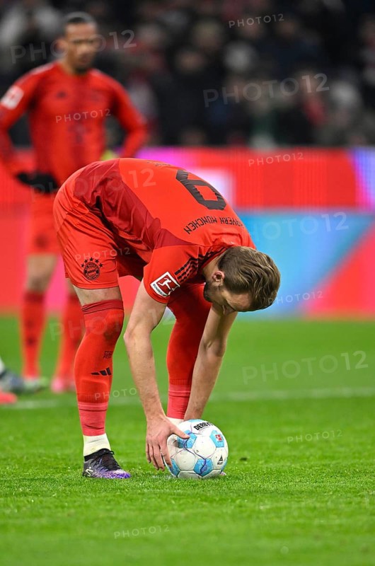 Preparation for penalty kick, Harry Kane FC Bayern Munich FCB (09) Allianz Arena, Munich, Bavaria, Germany