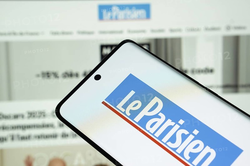 The logo of the newspaper le parisien is displayed on a smartphone screen, and the website le parisien is visible on a computer screen in the background