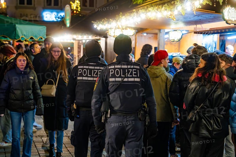 Police officers control a crowd at a Christmas market, Christmas market Ludwigsburg, Germany