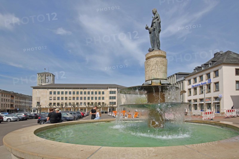 Marienbrunnen built in 1954 and town hall, people, Großer Markt, Saarlouis, Saarland, Germany