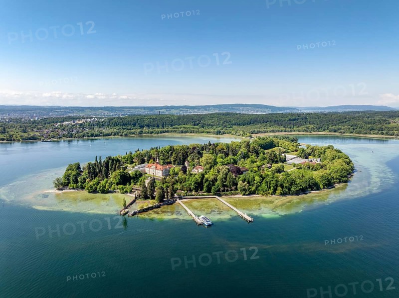 Die Insel Mainau im Bodensee mit dem Schiffanleger und dem barocken Schloss Mainau, erbaut zwischen 1739 und 1746, Luftbild, Landkreis Konstanz, Baden-Württemberg, Deutschland