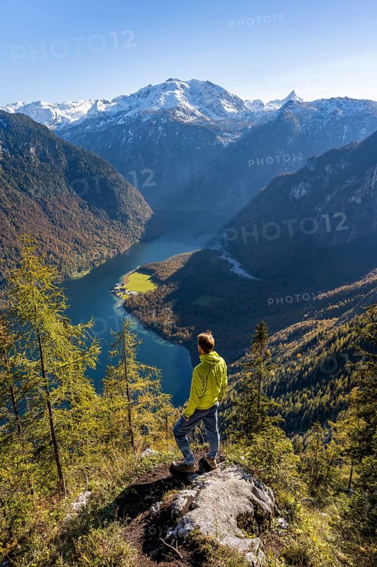 Mountaineers at the Archenkanzel viewpoint, panoramic view of the Königssee, autumn forest and snow-covered mountains, Berchtesgaden National Park, Berchtesgadener Land, Upper Bavaria, Bavaria, Germany