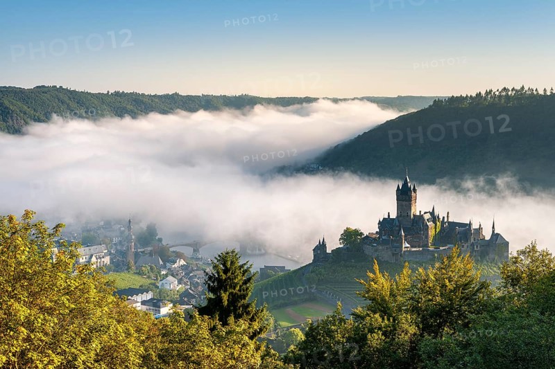 View of Cochem with the Reichsburg in autumn, morning mist in the Moselle valley, Cochem, Rhineland-Palatinate, Germany