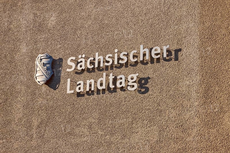 Saxon State Parliament, metal sign, Saxon coat of arms, facade, Bernhard-von-Lindenau-Platz, Dresden, state capital, independent city, Saxony, Germany