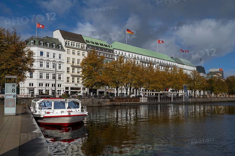Building with Hotel Vier Jahreszeiten, Neuer Jungfernstieg, Inner Alster Lake, Hamburg, Germany