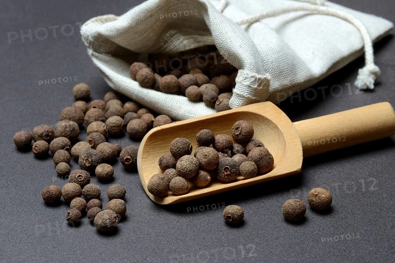 Allspice, peppercorns in wooden shovel, Pimenta dioica