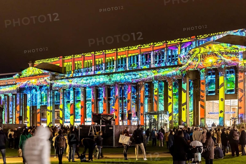 Stuttgart lights up. Long shopping night in the city centre with a light show. The Königsbau is illuminated. The shops and retailers are satisfied with the number of visitors, the consumer mood returns. Stuttgart, Baden-Württemberg, Germany