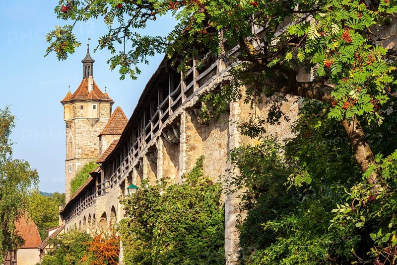 The battlements of the town wall in the historic old town, behind the tower of the Klingentor, Rothenburg ob der Tauber, Franconia, Bavaria, Germany