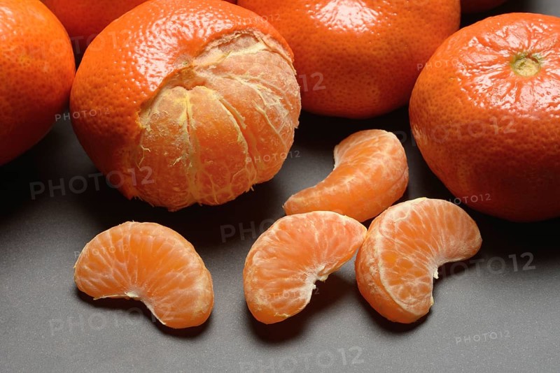 Clementines and clementine pieces, clementine