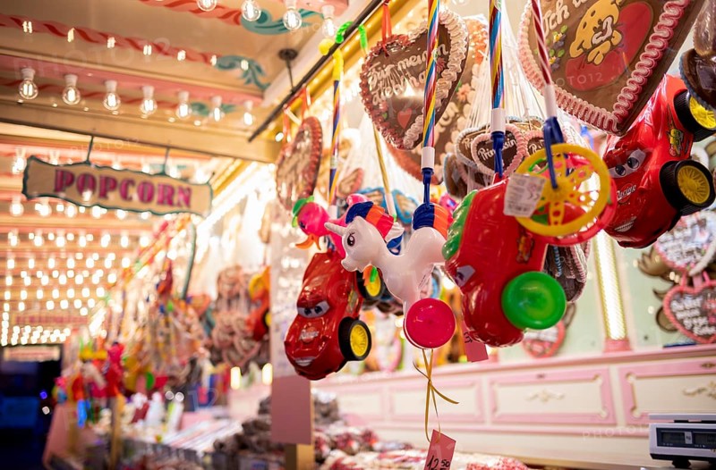 Sales stand, toys, gingerbread hearts, confectionery, sweets, advertising, neon lighting, ice cream, Cannstatter Wasen, night shot, funfair, spring festival, folk festival, Bad Cannstatt, Stuttgart, Baden-Württemberg, Germany