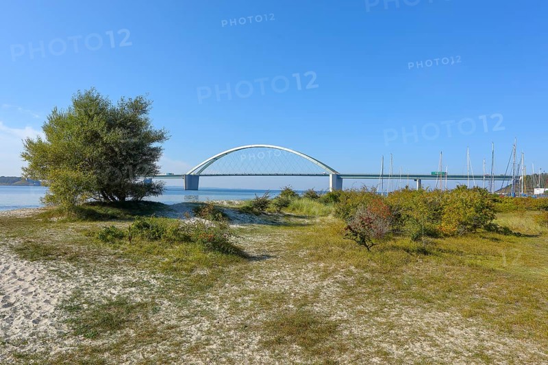 Beach in front of Fehmarnsund Bridge, connects the island of Fehmarn in the Baltic Sea with the mainland near Großenbrode Fehmarn Island, Großenbrode Weststrand Ostholstein, Schleswig-Holstein, Germany