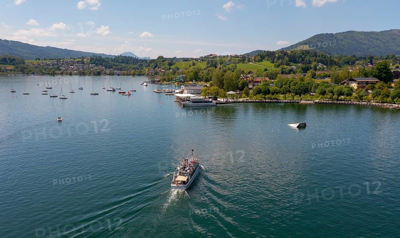 Drone shot, lake promenade with boats at Mondsee, Mondsee, Salzkammergut, Upper Austria, Austria