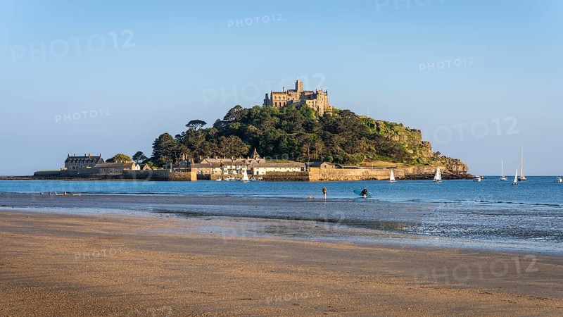 View of St Michaels Mount, from Marazion Beach. Evening, golden hour. St Michael's Mount, Marazion, Cornwall, England, Great Britain